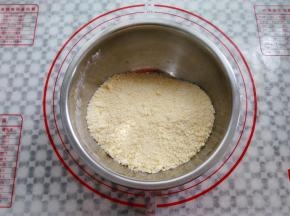 戴上一次性手套搓成小颗粒的碎屑状