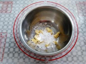 加入糖粉（可以用破壁机或者料理机打白砂糖，结块是正常现象）