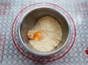 加入2个鸡蛋黄，继续戴上一次性手套抓匀