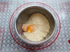 加入2个鸡蛋黄，继续戴上一次性手套抓匀