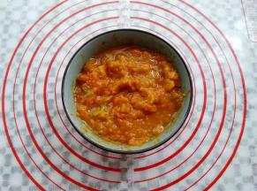 南瓜蒸熟压碎，我用的之前做南瓜饼干用剩下的，直接加热就可以了