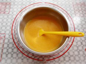 南瓜派液过筛，把南瓜的一些粗纤维去掉