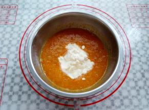 加入淡奶油，再次混合均匀