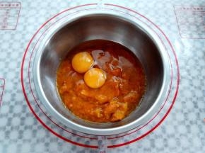 加入2个鸡蛋搅拌混合均匀