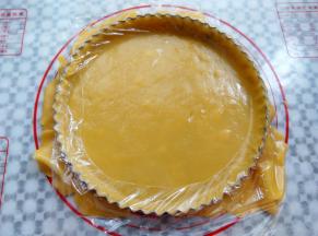 .揭掉一层保鲜膜，把饼皮慢慢的放到派盘上，多余的部分按压保鲜膜就可以轻松的去掉了，多余的饼皮可以用来烤饼干