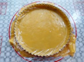 .揭掉一层保鲜膜，把饼皮慢慢的放到派盘上，多余的部分按压保鲜膜就可以轻松的去掉了，多余的饼皮可以用来烤饼干