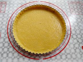 在派皮上用小叉子扎出小洞，防止烘烤过程中派皮受热膨胀鼓起