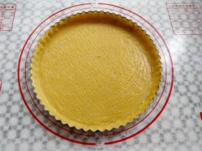 在派皮上用小叉子扎出小洞，防止烘烤过程中派皮受热膨胀鼓起