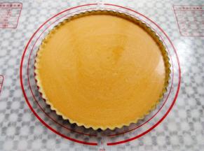 南瓜派液全部倒入派盘中，刚好9分满，预热烤箱上火150度，下火180度