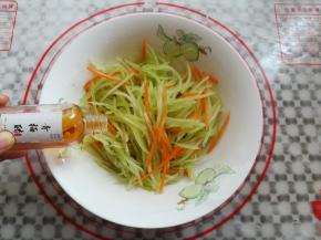 在莴苣丝里加入果醋