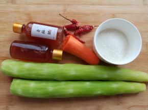 莴苣，胡萝卜洗净去皮，准备好其他材料