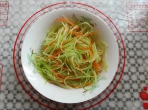 莴苣丝洗净盐水挤掉多余的水份
