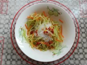 加入白砂糖和辣椒