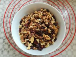 核桃放凉后分成小颗粒，加入蔓越莓，芝麻备用