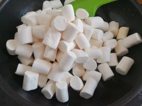 倒入250克棉花糖，继续最小火加热