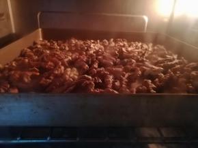 核桃去壳后放入烤箱中层200度烤5分钟