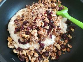 加入核桃和蔓越莓，关掉火源