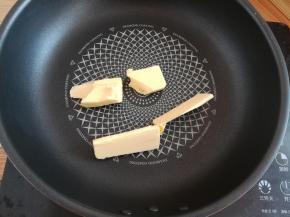 不粘锅里放入软化好的黄油