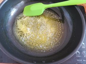 小火加热融化黄油