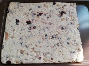 把混合均匀的牛轧糖倒入到不沾的烤盘（或者油纸上）