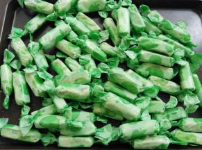 放凉后切成小块，用糖纸包起来