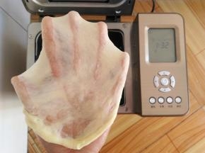 和面完成，拉一个手套膜
