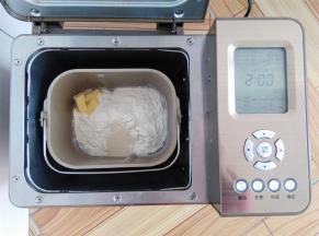 主配方中所有的材料放入面包桶中，酵母放面粉上，黄油放一侧角落，启动面包机和面28分钟