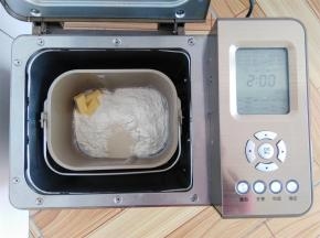 主配方中所有的材料放入面包桶中，酵母放面粉上，黄油放一侧角落，启动面包机和面28分钟