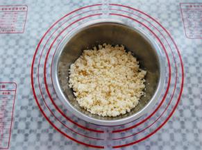 戴上一次性手套把椰蓉馅抓匀