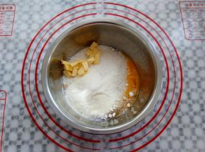 取一只干净的盆子，把辅料全部放进去