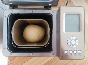 发酵完成，取出轻轻按压排气