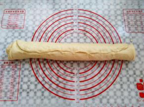 面皮从下往上卷起来，收口处捏一下