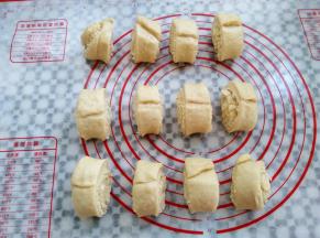 面团平均分成12等份，可以用尺子大概的估计一下，分割的时候建议用塑胶切板，不要用刀直接在硅胶垫上切