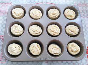 小面团放入模具，烤箱发酵20分钟