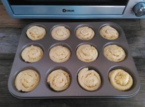 面团发到满模，取出来刷一层薄薄的蛋液，同时预热烤箱上火130度，下火160度