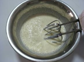 淡奶油加糖粉打发。