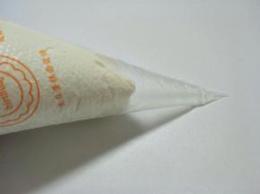 把奶油装入裱花袋内。