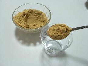 一勺消化饼干倒入杯内。