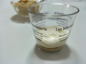 挤入一层淡奶油。