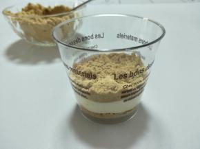 再放一勺消化饼干沫。以此类推，直至加满就可以了。