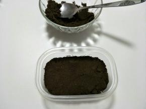 盒子内放入奥利奥饼干沫。