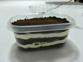 以此类推的放入奶油和饼干沫。最上面压实。