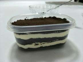 以此类推的放入奶油和饼干沫。最上面压实。
