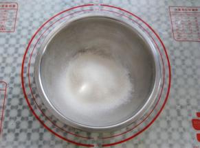 低筋面粉过筛备用