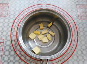 黄油，水，盐加入到小锅里