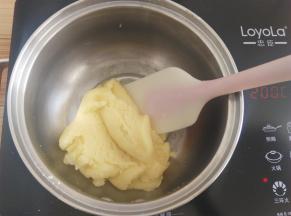 加入低筋面粉，用硅胶刮刀快速搅拌到没有干粉