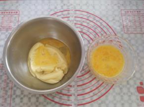 鸡蛋打散，分3-4次加入到面糊中