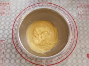 面糊每次打到顺滑再加入蛋液，混合好的面糊提起来是倒三角状态