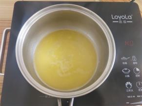 中火加热到黄油融化沸腾后关火