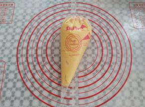 面糊转移到裱花袋中